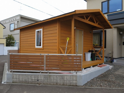 フェンス作成＆ログハウス風物置を庭に作りました♪（札幌市 某邸）MADOショップ/手稲富丘店