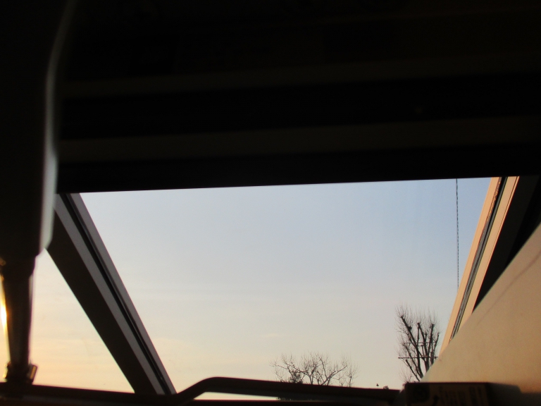 屋根：ポリカーボネート板　透明