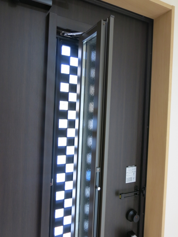 採風デザイン　ドアを開けずに風を取入れることが出来る便利な玄関ドア